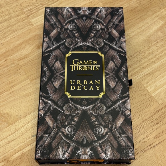 Official Game of Thrones Urban Decay Collectable Pop-up Eyeshadow Palette - Picture 2 of 15